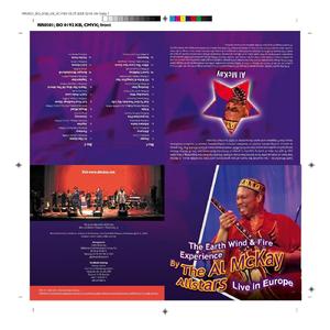 把鸡巴塞入小穴里操起来
