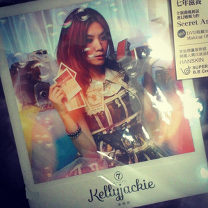 把鸡巴塞入小穴里操起来
