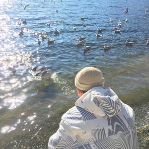 把鸡巴塞入小穴里操起来
