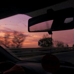 把鸡巴塞入小穴里操起来
