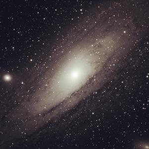 把鸡巴塞入小穴里操起来
