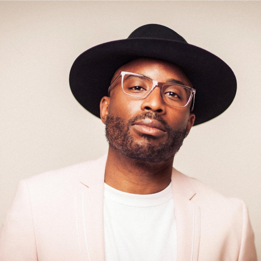 把鸡巴塞入小穴里操起来
